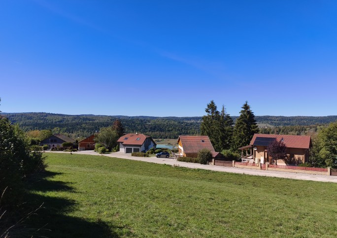TERRAIN MONTPERREUX