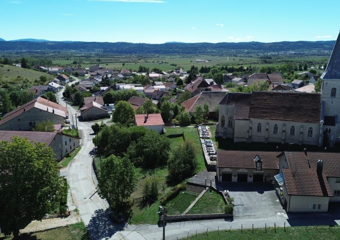 CHAFFOIS : AU CENTRE HORS LOTISSEMENT
