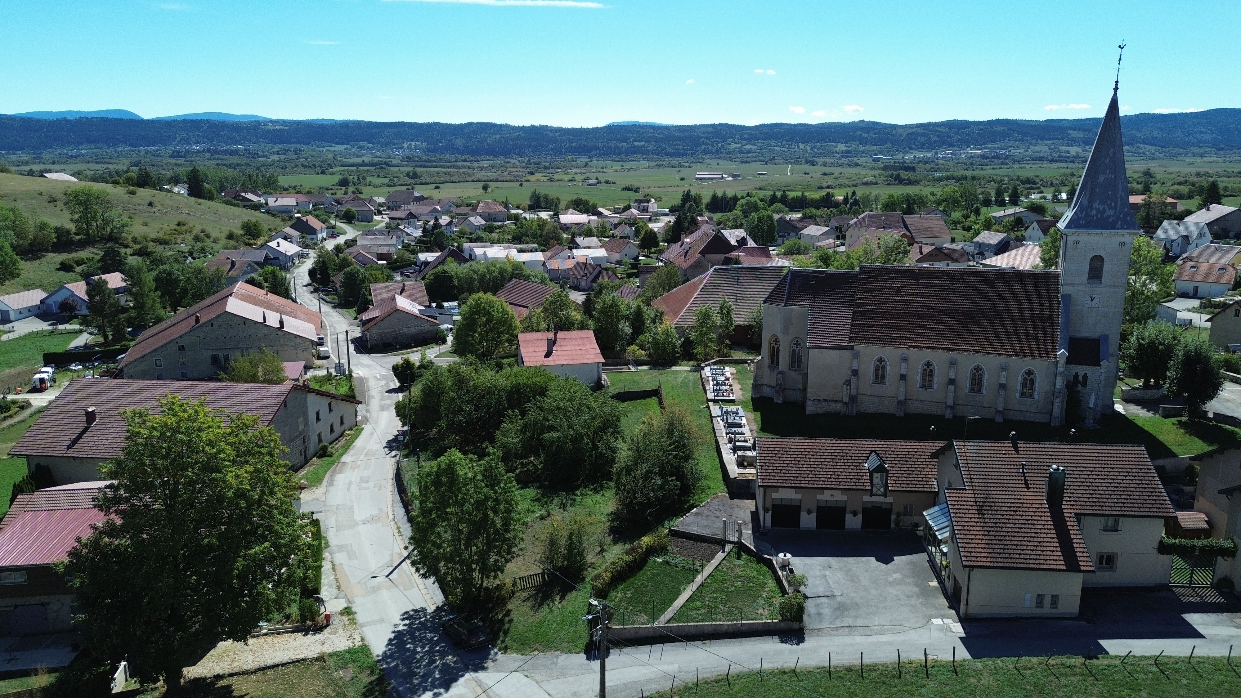 CHAFFOIS : AU CENTRE HORS LOTISSEMENT